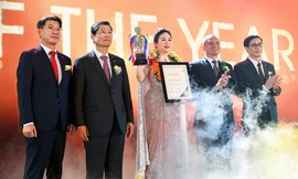 Ông Cha, Nam Gyu, Phó Chủ Tịch Tập Đoàn Hanwha cùng Ông Back Jong Kook, Chủ tịch kiêm Tổng Giám Đốc Hanwha Life Việt Nam (bìa trái) tại lễ vinh danh