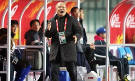 HLV Park Hang-seo nép sau khu kỹ thuật vì quá căng thẳng 