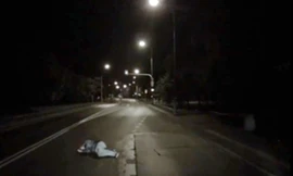 Người đàn ông nằm ngủ giữa đường