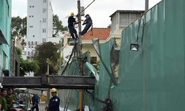 Cần cẩu cả chục tấn đổ vắt ngang con hẻm, đè sập trường mầm non. Ảnh: Hải Hiếu