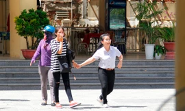 Dù bị khuyết tật đôi chân, 12 năm qua Hạnh vẫn quyết tâm đến trường đều đặn, bình thường như các bạn khác. Ảnh: Thanh Trần. 