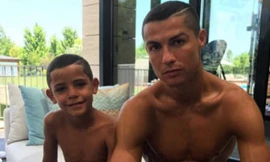 Hai bố con nhà Ronaldo để kiểu tóc giống nhau