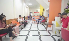 Nhiều hành khách chờ lấy vé để trải nghiệm Sao Việt Cung Điện Di Động