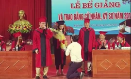 Nữ sinh ĐH Vinh được cầu hôn trong lễ nhận bằng tốt nghiệp 'gây sốt'