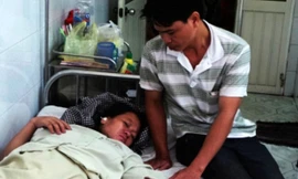 Vợ chồng anh Tiến đau đơn vì mất con. 