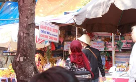 Quán Hà Thanh (nằm cách động Hương Tích chừng 50 mét) khiến du khách bức xúc vì thường xuyên bán hàng với giá cao.