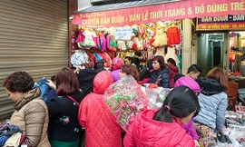 Quần áo 'đại hạ giá' dưới 100.000 hút khách phố cổ Hà Nội