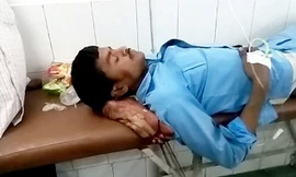 Mặc cho người ra sức phản đối, các bác sĩ vẫn điềm nhiên như không.