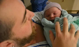 Kaci Sullivan bế đứa con bé bỏng mới chào đời. Ảnh: Mirror.