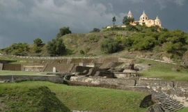 Nhìn ngọn đồi này ai dám nghĩ ẩn dưới đó là 1 đại kim tự tháp.