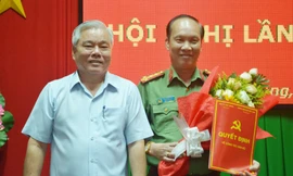Bí thư Tỉnh ủy Sóc Trăng Phan Văn Sáu trao quyết định và chúc mừng Đại tá Phạm Quốc Việt. Ảnh báo Sóc Trăng