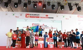 Ông Trần Vĩnh Tuyến – Phó Chủ tịch Ủy ban Nhân dân TP.Hồ Chí Minh và Bà Tô Thị Bích Châu – Chủ tịch Mặt trận Tổ Quốc TP.Hồ Chí Minh trao thưởng cho các Vận động viên chuyên nghiệp