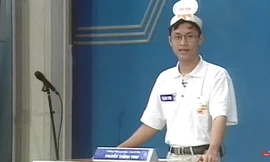 Thành Vinh trong trận chung kết Đường lên đỉnh Olympia năm thứ nhất, diễn ra ngày 26/3/2000. Ảnh cắt từ clip