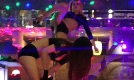 Nhiều quán cà phê tại Sài Gòn đang sử dụng chiêu "múa cột" để câu khách. 