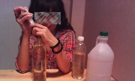 T.S.C giới thiệu và hướng dẫn cách bơm silicon cho khách hàng trên đường Hậu Giang, Q.6 ngày 2/5. Ảnh: Thanh niên