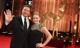 Tài tử 'Kẻ hủy diệt' 70 tuổi phong độ bên bạn gái kém 27 tuổi