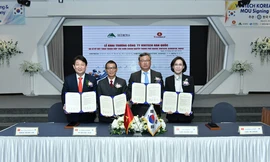 Đại diện Công ty VinTech và VinFast, Chính quyền thành phố Daegu, Khu kinh tế Tự do Daegu Gyeongbuk và Công ty AJINEXTEK đã ký biên bản ghi nhớ cùng hợp tác trên cơ sở tin cậy lẫn nhau để phát triển kinh tế khu vực và thúc đẩy kinh doanh