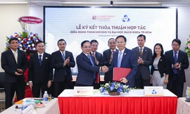 PGS.TS.Mai Thanh Phong - Hiệu trưởng Trường Đại học Bách khoa TP.HCM và ông Lê Chí Trung - Tổng Giám đốc Hưng Thịnh Incons cùng đại diện 2 đơn vị thực hiện nghi thức ký kết hợp tác.