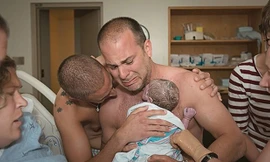 Cặp vợ chồng đồng tính bên cạnh người phụ nữ mang thai hộ. 