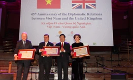 Phó Thủ tướng, Bộ trưởng Bộ Ngoại giao Phạm Bình Minh (thứ ba từ trái qua) trao Huy chương Hữu nghị cho bà Katrin Kandel, Giám đốc điều hành Facing the World