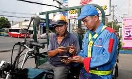 Khách hàng thanh toán tiền xăng bằng ví MoMo