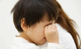 Con tôi năm nay đã 13 tháng tuổi, thực sự cháu quấn bà nội hơn quấn mẹ. Việc duy nhất tôi có thể làm mà không ai tranh giành là nấu cháo và đút cho cháu ăn ngày 3 bữa (Ảnh minh họa)