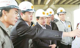 Vốn là tên tuổi lớn nhất trong ngành hạ tầng giao thông của Nhà nước, Cienco 4 ngày càng lớn mạnh sau cổ phần hóa. Trong ảnh, ông Nguyễn Tuấn Huỳnh, Chủ tịch Hội đồng quản trị kiêm Tổng giám đốc Cienco 4 chỉ đạo trên công trường.