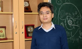 GS Phạm Hoàng Hiệp trong phòng họp của Viện Toán học - nơi còn được dùng làm phòng học và seminar. (Ảnh: Phạm Phượng/KHPT).