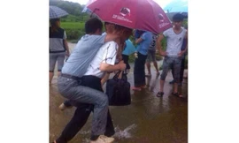Vương Quân Hoa để cấp dưới cõng đi chỉ đạo cứu hộ vì sợ...ướt giày.