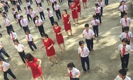 Sân trường 'dậy sóng' với vũ điệu của loạt cô giáo diện váy đỏ