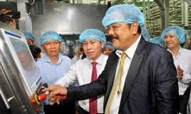 Tổng Giám đốc Trần Quí Thanh, Tổng Giám đốc Tập đoàn Tân Hiệp Phát và ông Lê Tiến Châu, Phó Bí thư, Chủ tịch UBND tỉnh Hậu Giang cùng bấm nút khởi động hệ thống dây chuyền công nghệ khép kín vô trùng Aseptic tại nhà máy Nummber One Hậu Giang.