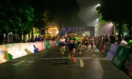 Các vận động viên chạy cự ly 21km xuất phát 