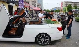 Chiếc xe chở hành của Sun khiến rất nhiều người tò mò. Ảnh: National Helm