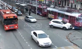 Khó hiểu pha xử lý đâm vào tàu điện của tài xế ôtô