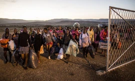 Kỳ lạ lễ hội trinh nữ 'thả rông' ngực nhảy múa