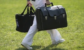 Valy hạt nhân luôn theo sát tổng thống Mỹ. Ảnh: AFP.