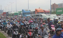 Cách xa cảng Cát Lái khoảng 10km, con đường Xa Lộ Hà Nội từ cầu Rạch Chiếc (Q.2), hướng về Mai Chí Thọ, Đồng Văn Cống...về cảng Cát Lái bị ùn tắc giao thông