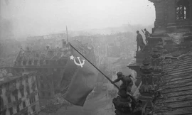 Hồng quân Liên Xô cắm cờ Chiến thắng trên nóc tòa nhà Quốc hội Đức. Ảnh: TASS