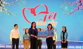 Phó Tổng Giám đốc Agribank Nguyễn Thị Phượng trao tặng 4.000 vé xe cho công nhân lao động có hoàn cảnh khó khăn làm việc tại các khu công nghiệp và các nhà máy lớn tại Bình Dương và TP Hồ Chí Minh