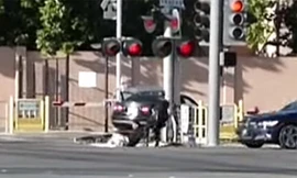 Giây phút cứu tài xế trước khi tàu hỏa đâm ô tô nát bét