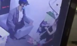 Tên cướp bịt mặt xông vào shop thời trang ở Sài Gòn