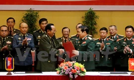 Lãnh đạo hai Bộ trao đổi Kế hoạch hợp tác giữa hai Bộ Quốc phòng Việt Nam và Campuchia trong năm 2018. (Ảnh: Phạm Kiên/Vietnam+)