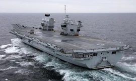 Tàu sân bay HMS Queen Elizabeth trong chuyến thử nghiệm trên biển. Ảnh: Telegraph.