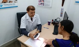 Giáo sư Tiến sĩ Michael Tirant tư vấn miễn phí cho bệnh nhân bệnh vẩy nến