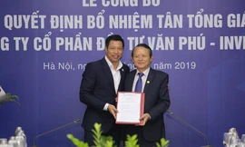 Chủ tịch HĐQT Văn Phú - Invest (bên trái) trao quyết định bổ nhiệm cho Tân Tổng giám đốc Đoàn Châu Phong (bên phải)