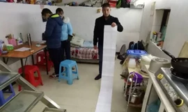 Cha mẹ Xiao Ming hốt hoảng khi nhận được thông báo từ ngân hàng. Ảnh: CEN