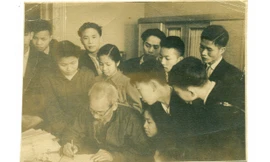 Năm 1955 Bác Hồ đến thăm những học sinh Việt Nam đầu tiên sang LX học tập