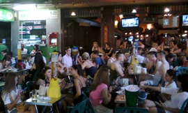 Khao Sản lúc 6h chiều đông nghẹt dân bụi xuyên quốc gia