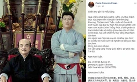 Chuẩn võ sư Nam Anh Tuấn - đệ tử đích truyền của đại sư Nam Anh chưởng môn Việt Nam Vịnh Xuân Chính thống phái (đứng), cùng bức "chiến thư" thách đấu Từ Hiểu Đông