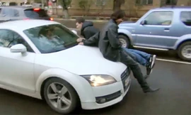 Nữ tài xế Audi vượt đèn đỏ, hung hăng đánh người